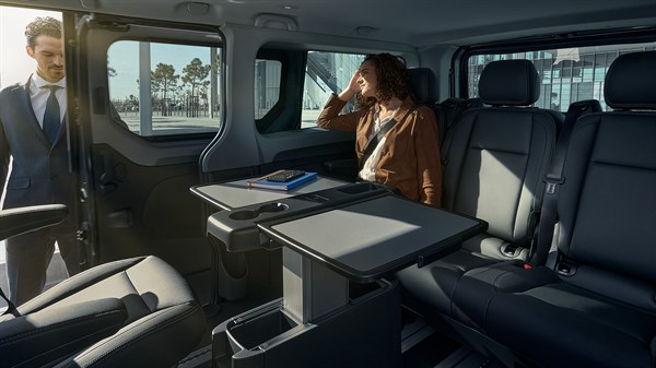 Renault Trafic SpaceClass - table centrale pliante et coulissante